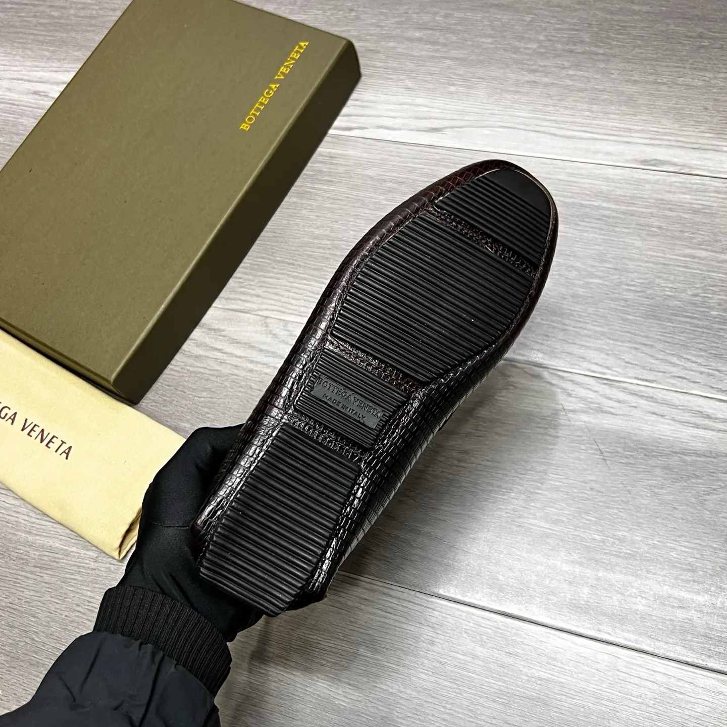 Factory price 480 BV 〰️Purely handmade classic men's beanie shoes👉👉driving shoes, slip-on shoes, made of imported cowhide from Italy, 💕water-dyed cowhide lining, 🔊original outsole, waterproof platform design, comfortable on the feet. A good choice for traveling and driving, three colors available, code number: 38-44, (45 can be customized)